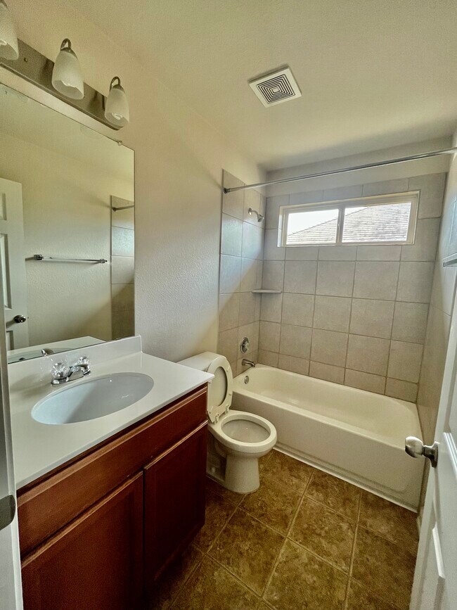 Upstairs bath - 5424 Falling Leaf Ln