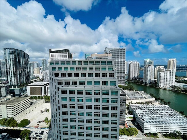 Building Photo - 950 Brickell Bay Dr