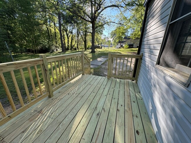 Building Photo - 2 Bedroom 1 Bathroom