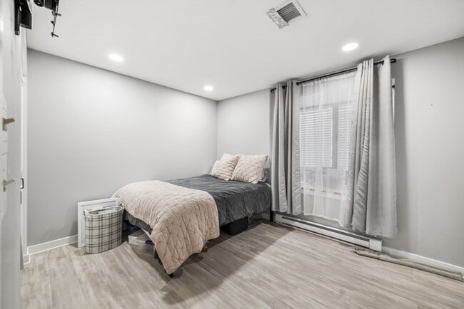 Building Photo - 32 Shipway Pl