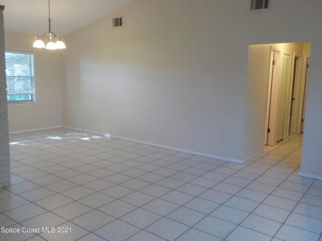 Building Photo - 520 Avondale Rd NE