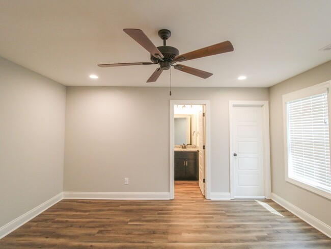 Building Photo - MOVE IN Special - 1st Month Rent FREE - Ca...