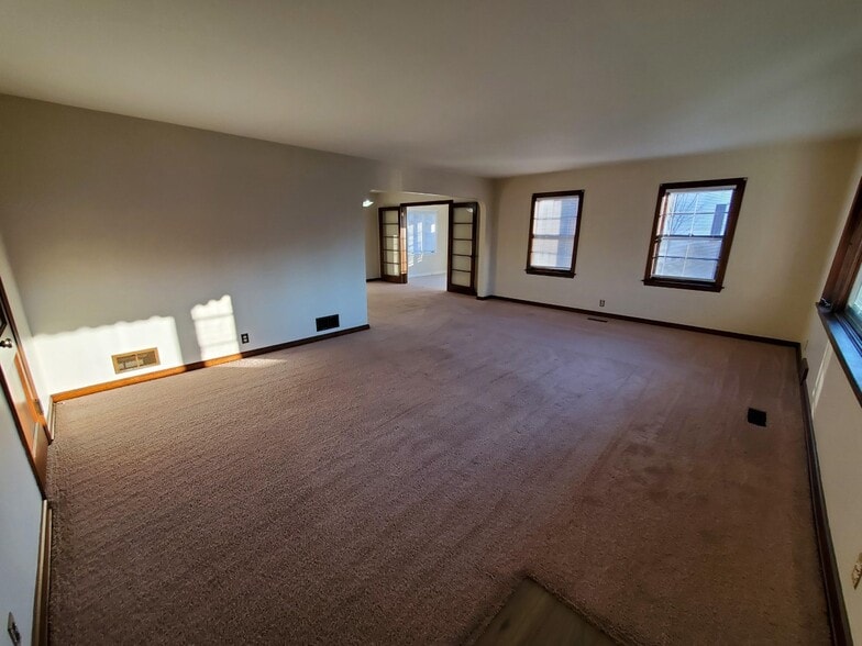Living - 825 S Walnut St