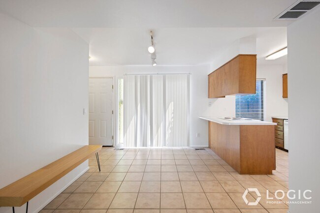 Building Photo - 1815 N Woodside Dr E