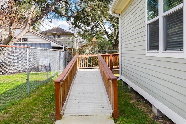 Building Photo - 205 De Koven St