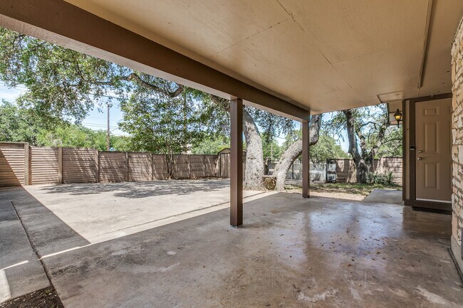 Building Photo - 10215 Charter Ridge