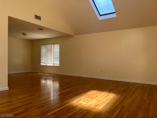 Building Photo - 346 River Dr