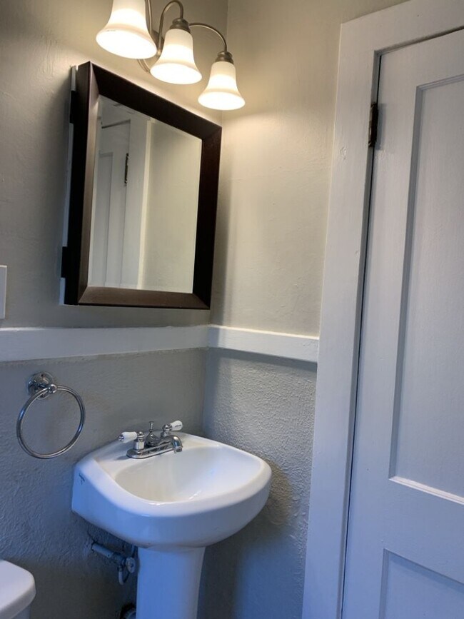 Building Photo - STUDENTS WELCOME! Adorable Single-Family Home in Historic Old Town