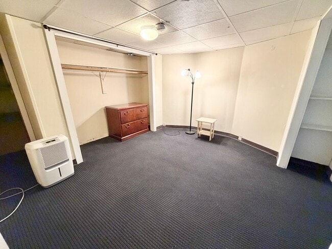 Building Photo - 3 Bedroom Apartment in Burlington VT Available NOW! OFF STREET PARKING, LAUNDRY, HEAT INCLUDED!