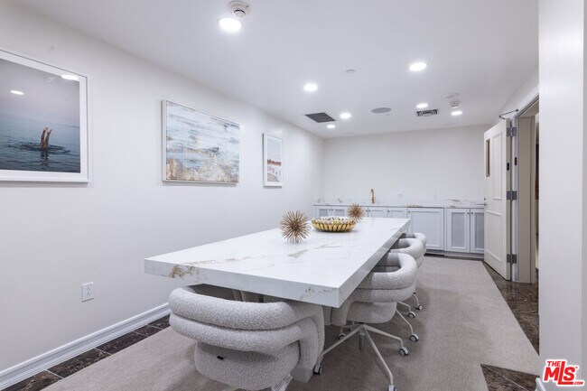 Building Photo - 10520 Wilshire Blvd