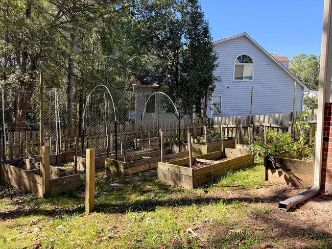 Building Photo - Gorgeous 4-Bedroom Home on a Cul-de-Sac wi...