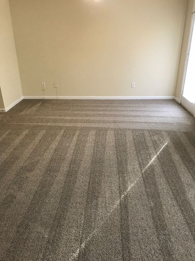 Building Photo - Beautiful Total Electric 3 Bedroom 2.5 Bath Townhome