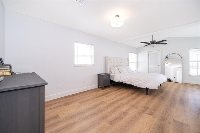 Building Photo - 2426 Whitehall Cir