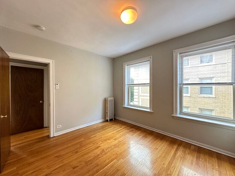 Building Photo - 4230 N Paulina St