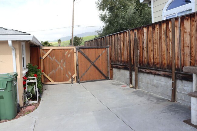 Building Photo - 2004 Calaveras Rd