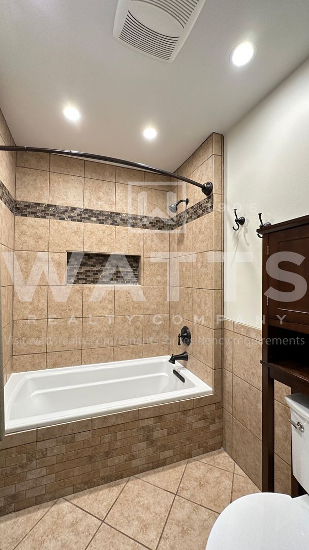 Building Photo - 4 Bedroom, 4.5 Bath Home in Heart of Hoover