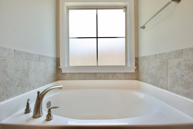 Building Photo - Cotswold S/D! 3Bed/2.5Bath Home with Fence...