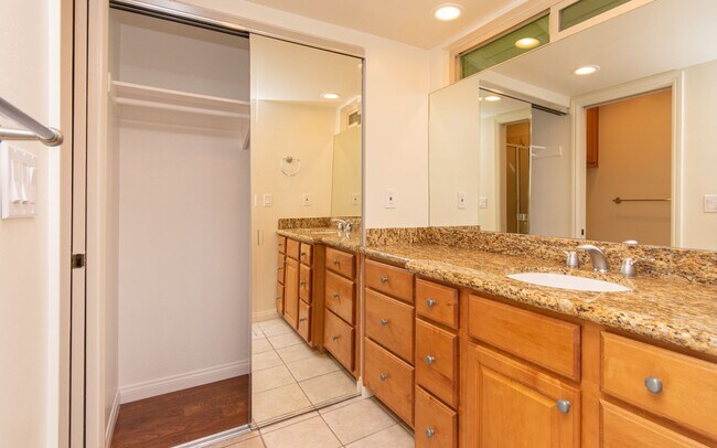Building Photo - 3 Bedroom, 2.5 Bathroom Townhome!