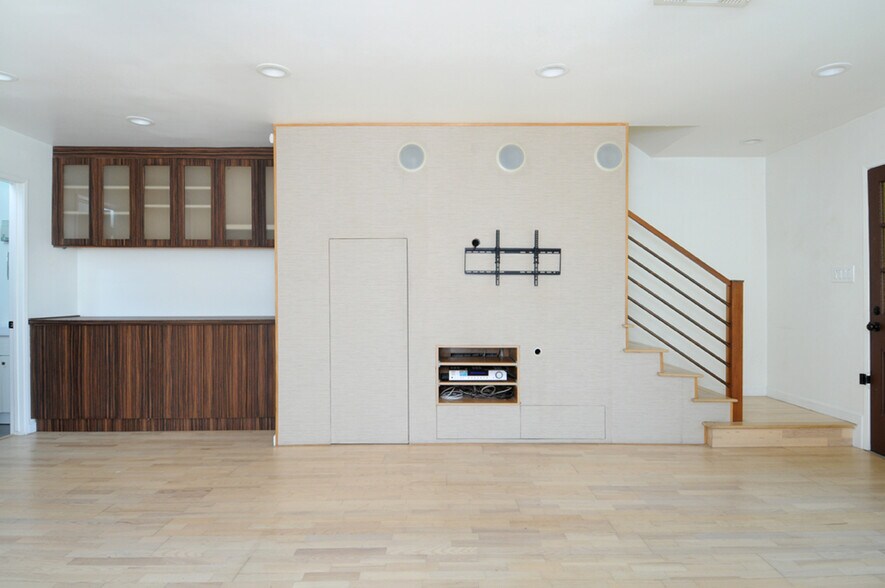 Building Photo - 519 E Providencia Ave