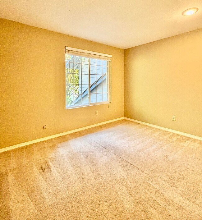 Building Photo - 3 Bed / 2.5 Bath Redmond single family hom...