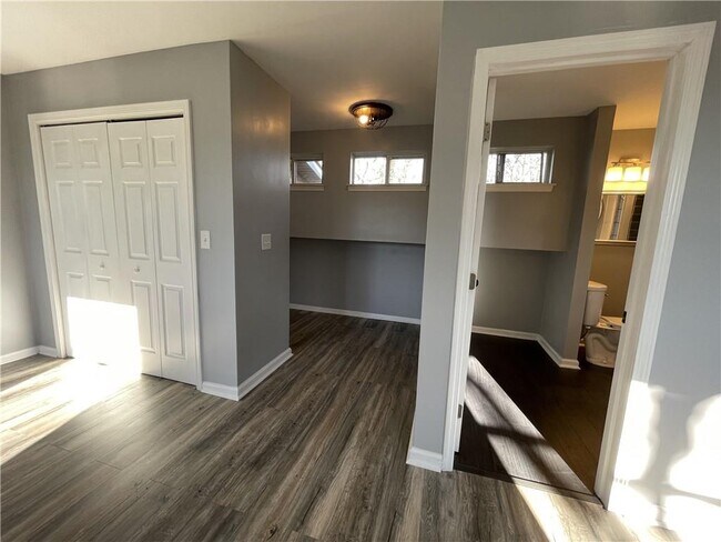 Building Photo - 3492 Point View Cir