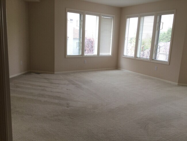 Building Photo - RARE OPPORTUNITY - 4 beds and 2.5 bath in ...