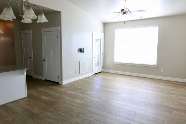 Building Photo - Lovely Top Level Condo For Rent