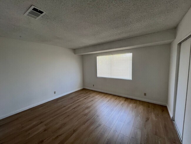 Building Photo - COMING SOON !! 2 Story Townhome