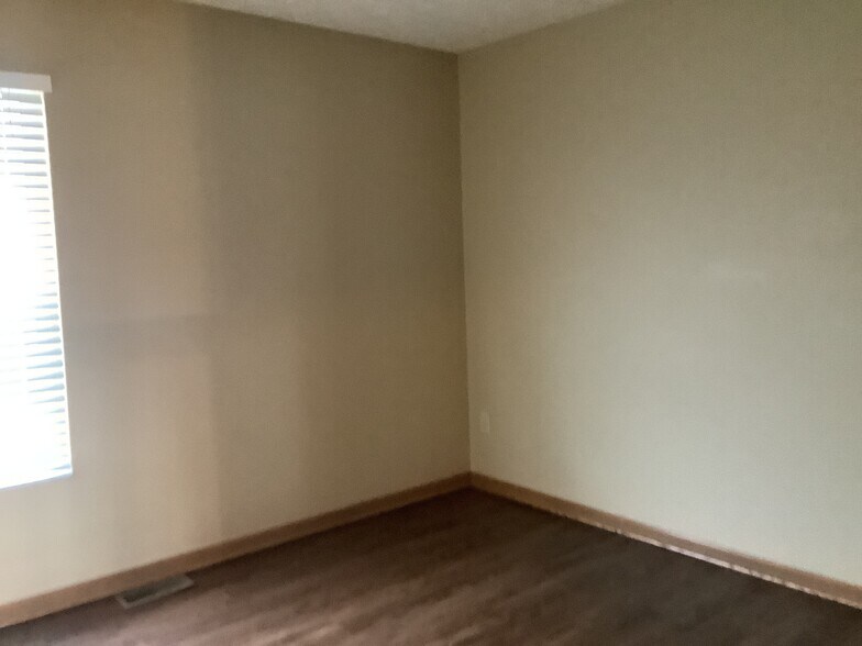 Building Photo - 452 Crestmoore Dr