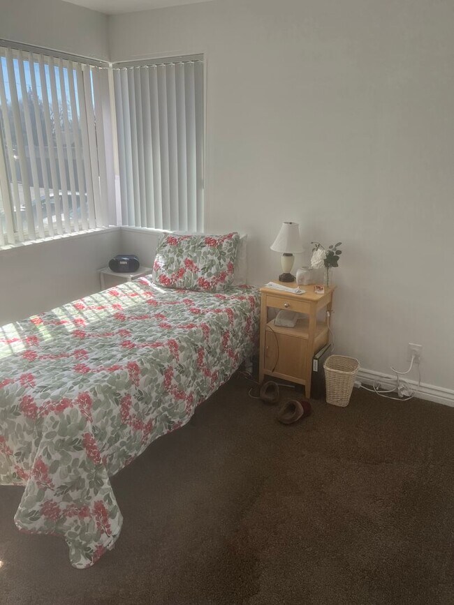 Building Photo - 2 bed/1 bath - Available for immediate one...