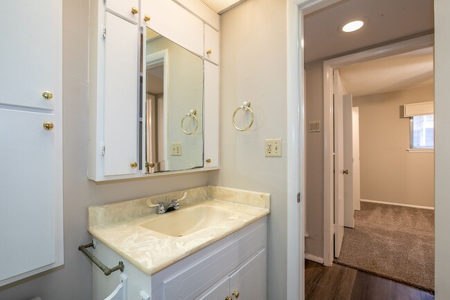 Building Photo - Renovated 1 bedroom in desirable midtown T...