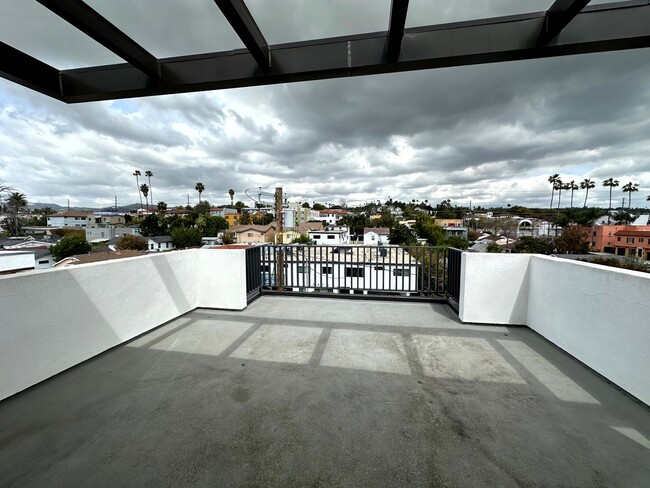 Building Photo - Beautiful Modern Luxury 4 Story Townhome -...
