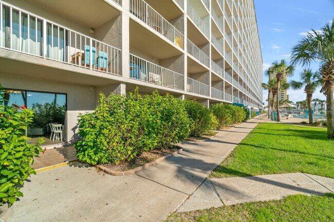 Building Photo - 8743 Thomas Dr