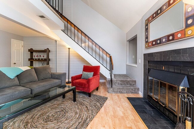 Building Photo - Updated 1 BDR with loft in Gunbarrel