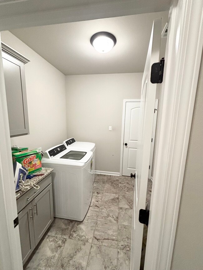 Building Photo - 5037 Park Shore Dr