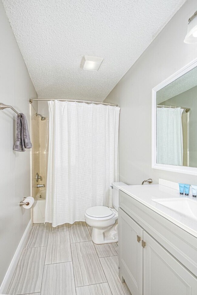 Building Photo - Large 3 bed 2 bath home with fenced backyard