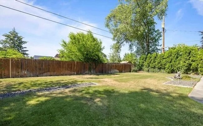 Building Photo - Spacious 4-Bedroom Home with Solar Panels in Richland