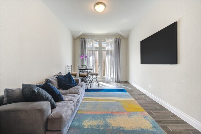 Building Photo - 1930 Creekwood Cv