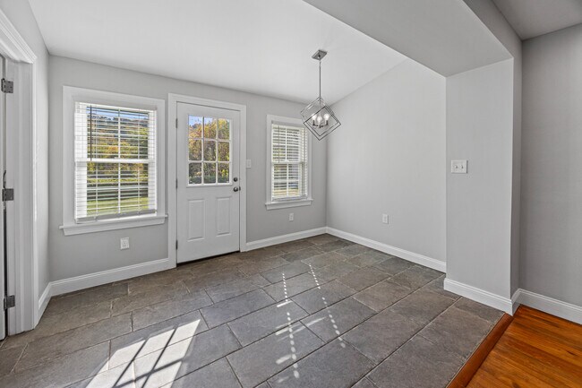 Building Photo - 733 E Elm St