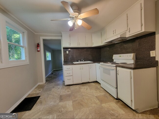 Building Photo - 210 Highland Dr