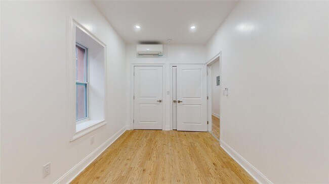 Building Photo - 2050 Strauss St