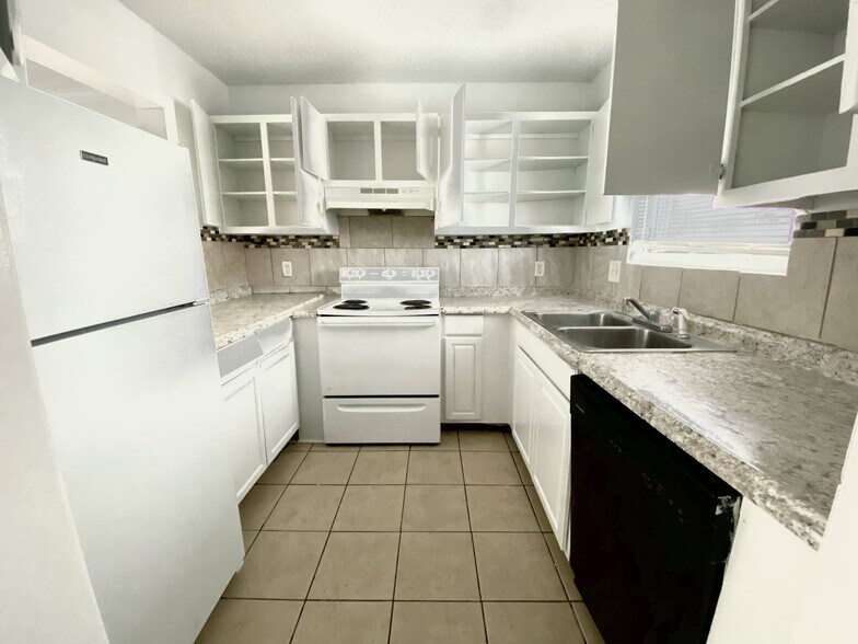 Building Photo - 1738 Port Dr