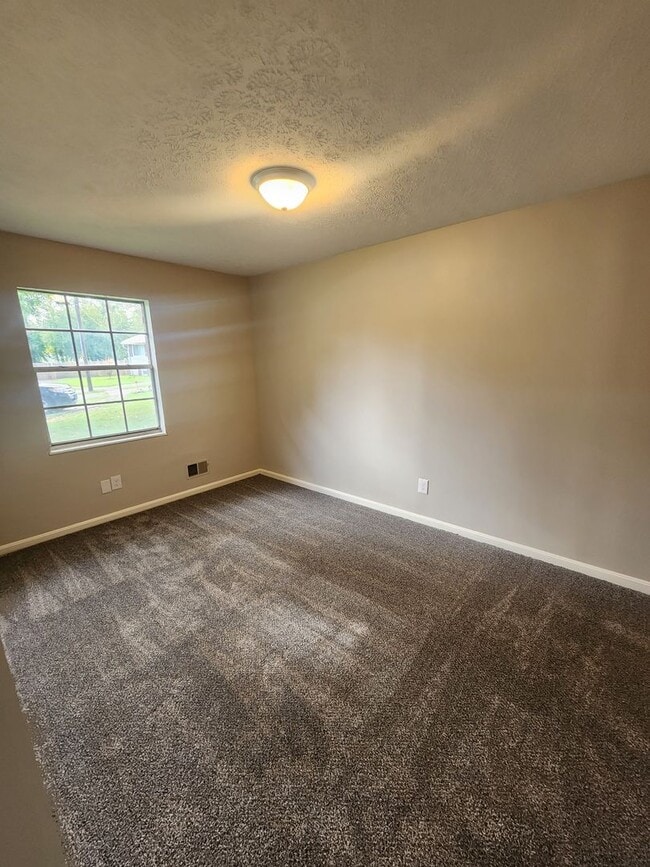 Building Photo - Updated 3 bedroom 1 bath in Fairdale with ...