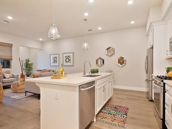 Building Photo - Premier 2/2 Condo in The Cannery