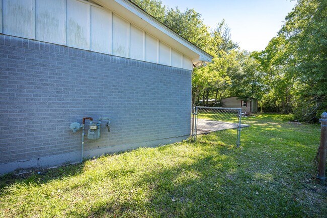 Building Photo - 5612 Rose Dr