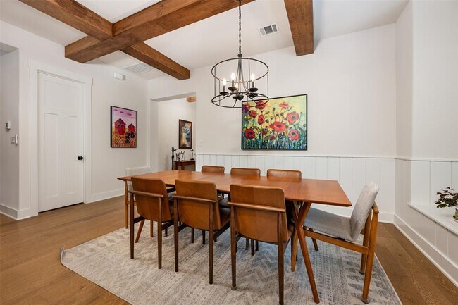 Building Photo - 510 E 7th St