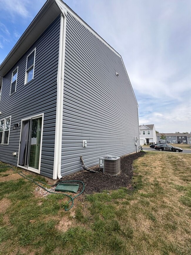 Building Photo - 3 Bedroom 2.5 Bath Townhouse Locust Run No...