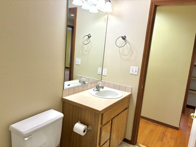 Building Photo - Spacious Ranch Style Home w/ private patio and yard, 2 car garage and vaulted ceilings