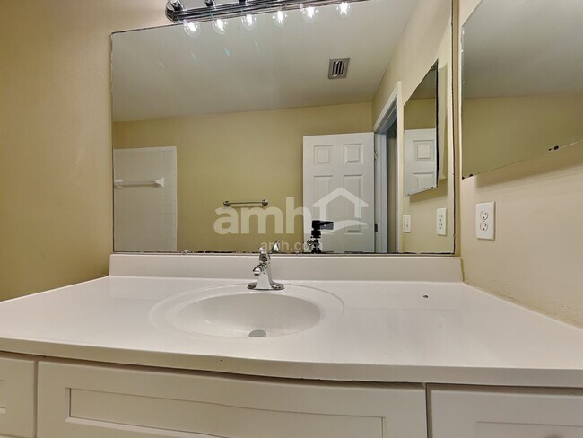 Building Photo - 17756 Oak Bridge St