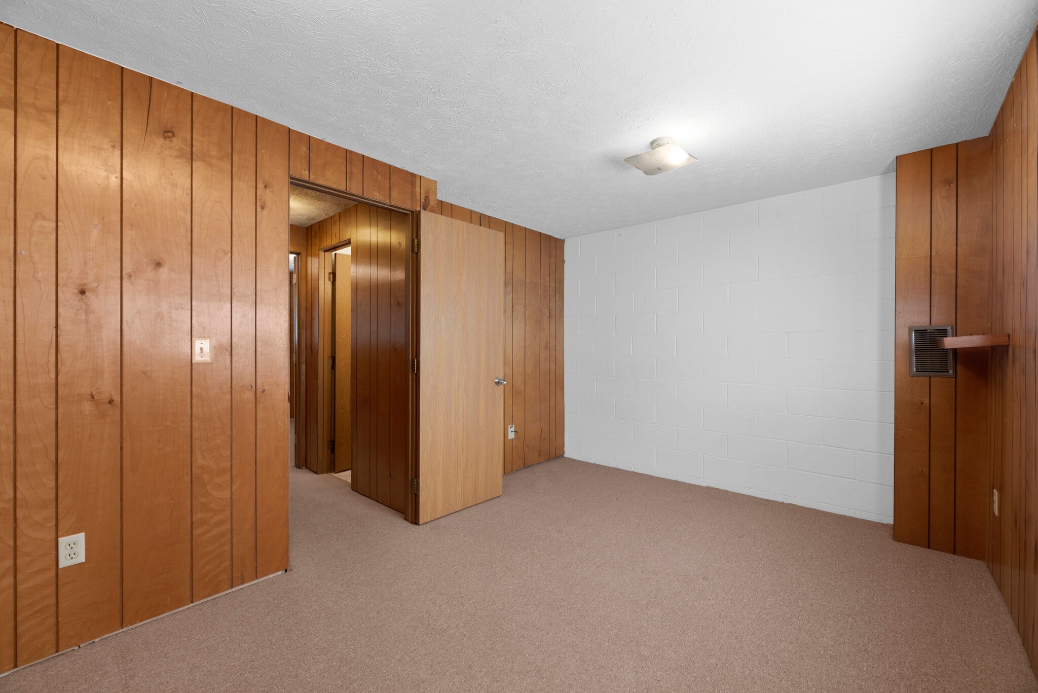 Building Photo - 128 W Norwich Ave